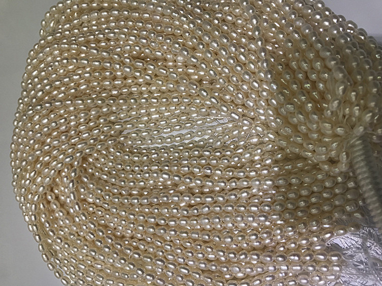 Natural freshwater cultured pearls 4-5mm in size with strong gloss and flawless finish can be used as necklaces and bracelets for wholesale by manufacturers