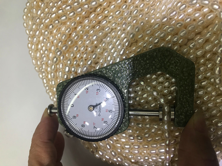 Natural freshwater cultured pearls 4-5mm in size with strong gloss and flawless finish can be used as necklaces and bracelets for wholesale by manufacturers