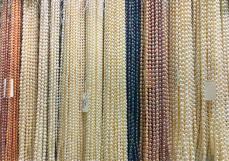 Natural freshwater cultured pearls 4-5mm in size with strong gloss and flawless finish can be used as necklaces and bracelets for wholesale by manufacturers