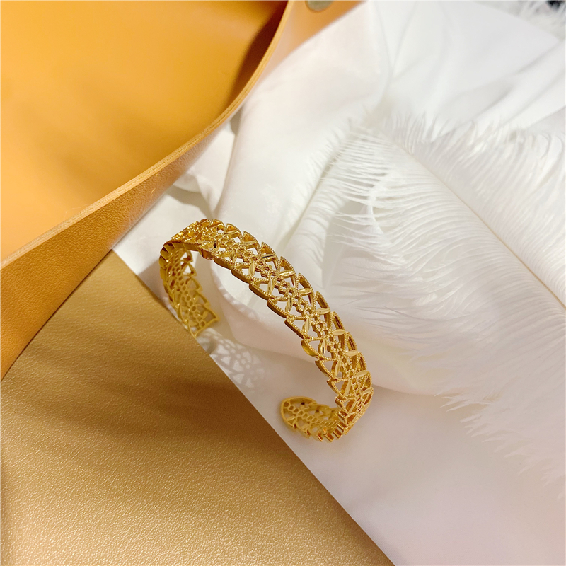 Minimally popular hollowed out love bow bracelet for women in the South China Sea, golden bracelet that never fades, bracelet jewelry trend