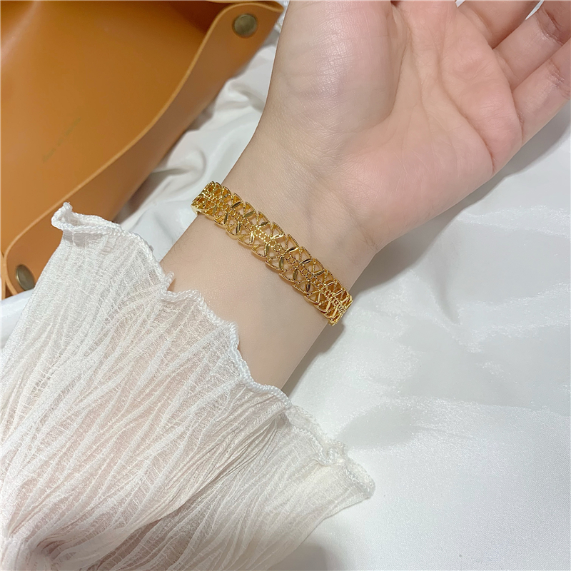 Minimally popular hollowed out love bow bracelet for women in the South China Sea, golden bracelet that never fades, bracelet jewelry trend