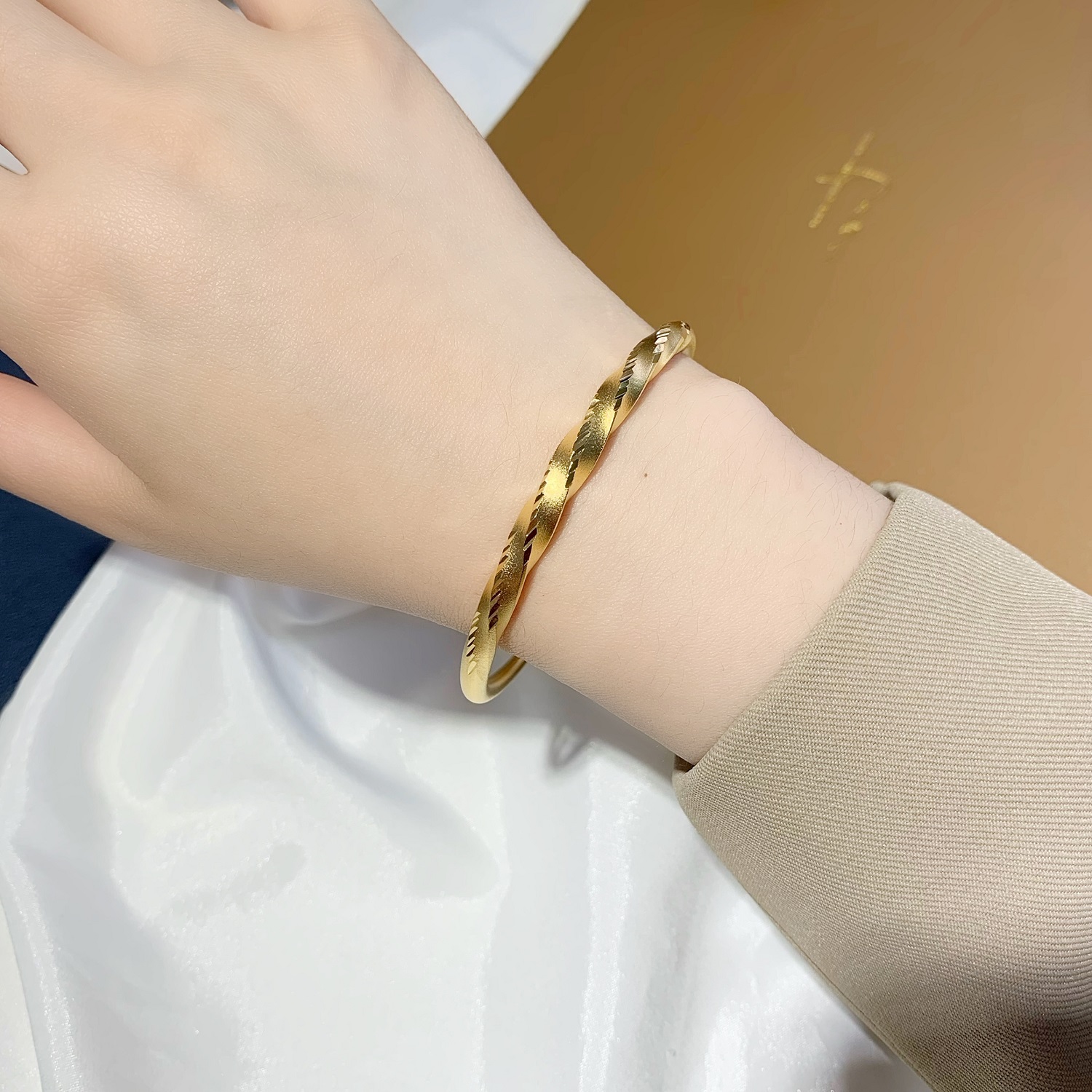 Temperament Sand Gold Wave Open Bracelet for Women, Long Lasting and Non Fading Imitation Gold Twisted Matte Bracelet, Children's Bracelet