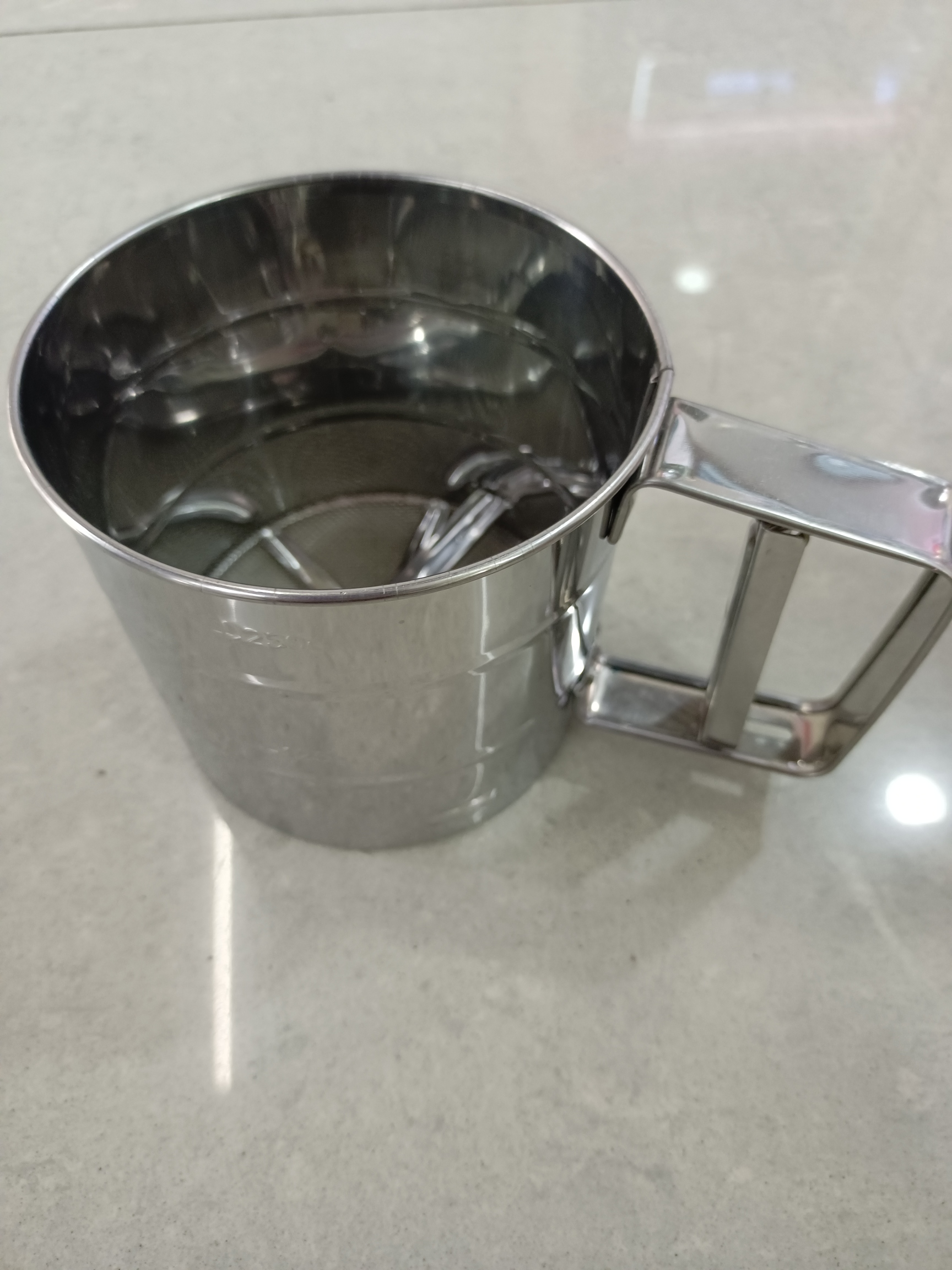 Stainless steel handheld semi-automatic flour sieve, mechanical pulverizer, cup, hand press sieve, baking filter, mesh sieve