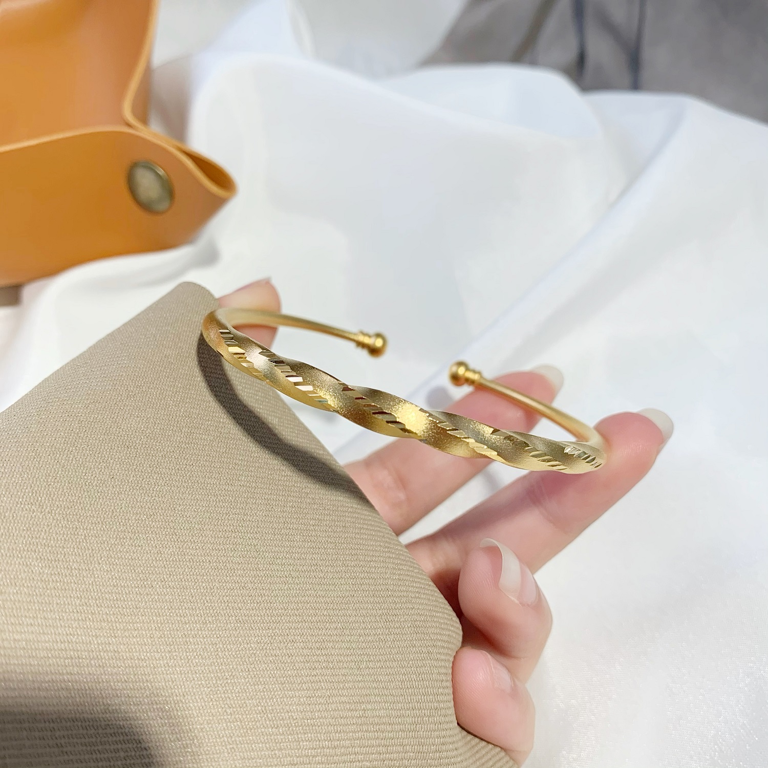 Temperament Sand Gold Wave Open Bracelet for Women, Long Lasting and Non Fading Imitation Gold Twisted Matte Bracelet, Children's Bracelet