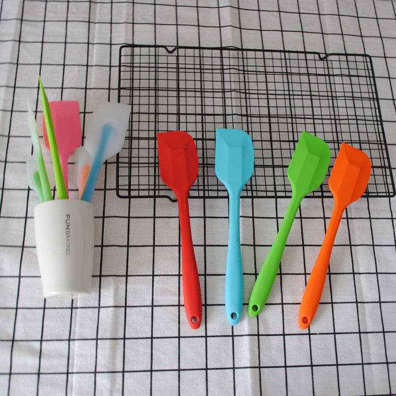 Large FDA integrated silicone scraper, heat-resistant cream scraper, solid color 11 inch silicone Niu Niu scraper