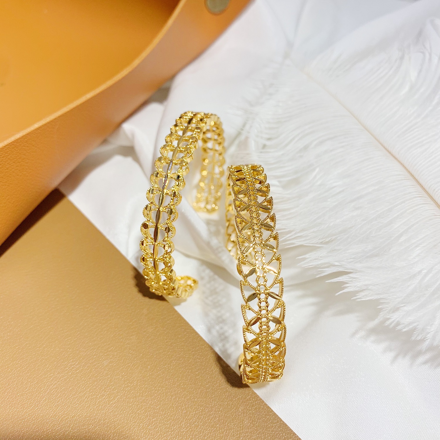 Minimally popular hollowed out love bow bracelet for women in the South China Sea, golden bracelet that never fades, bracelet jewelry trend