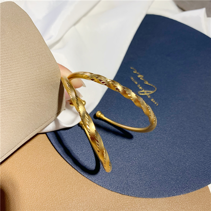 Temperament Sand Gold Wave Open Bracelet for Women, Long Lasting and Non Fading Imitation Gold Twisted Matte Bracelet, Children's Bracelet