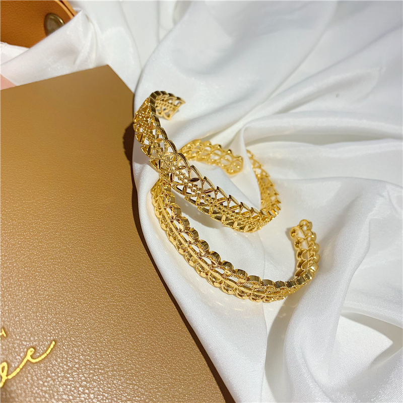 Minimally popular hollowed out love bow bracelet for women in the South China Sea, golden bracelet that never fades, bracelet jewelry trend
