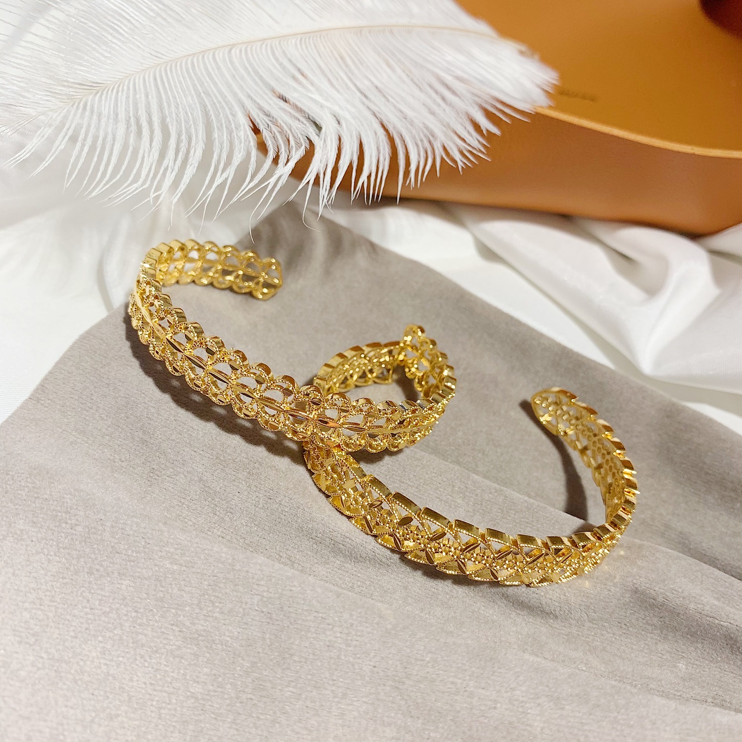 Minimally popular hollowed out love bow bracelet for women in the South China Sea, golden bracelet that never fades, bracelet jewelry trend