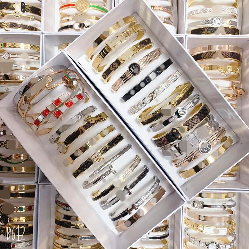 Explosive new 2023 Korean version titanium steel bracelet for women, not fading, simple and versatile, fashionable and atmospheric, rose gold and other accessories