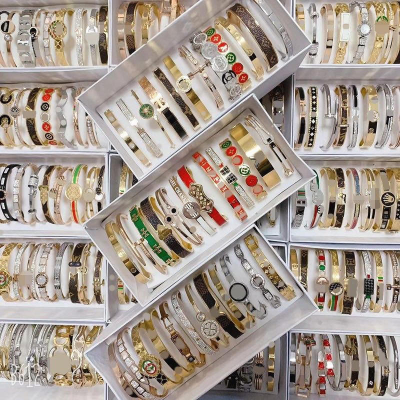 Explosive new 2023 Korean version titanium steel bracelet for women, not fading, simple and versatile, fashionable and atmospheric, rose gold and other accessories