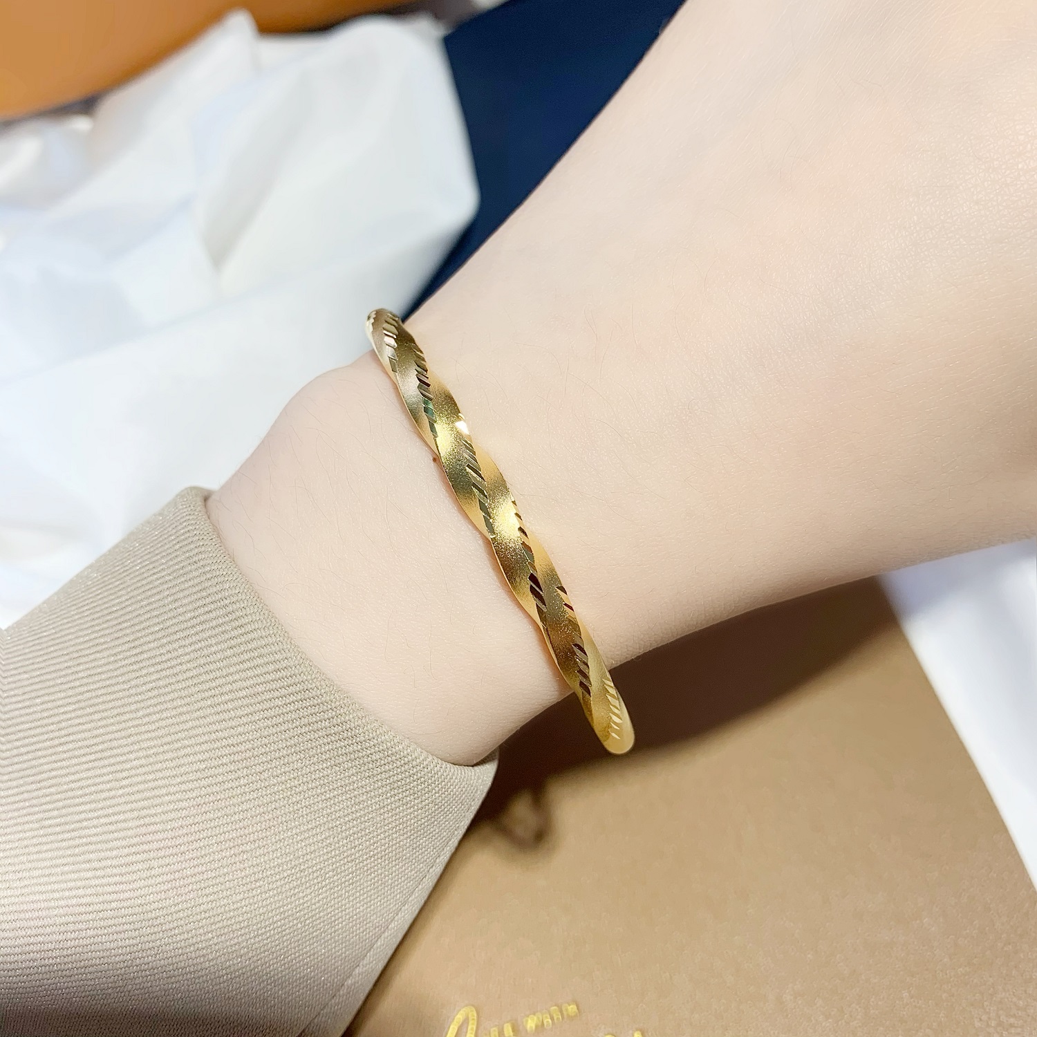 Temperament Sand Gold Wave Open Bracelet for Women, Long Lasting and Non Fading Imitation Gold Twisted Matte Bracelet, Children's Bracelet