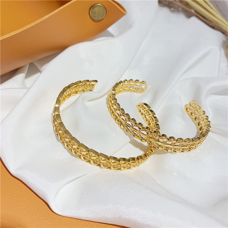 Minimally popular hollowed out love bow bracelet for women in the South China Sea, golden bracelet that never fades, bracelet jewelry trend