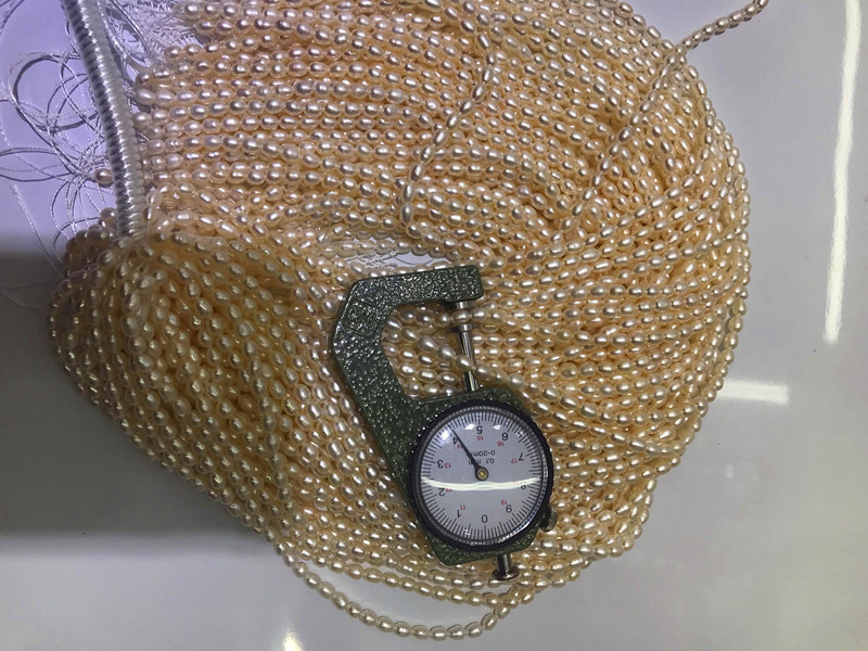 Natural freshwater cultured pearls 4-5mm in size with strong gloss and flawless finish can be used as necklaces and bracelets for wholesale by manufacturers