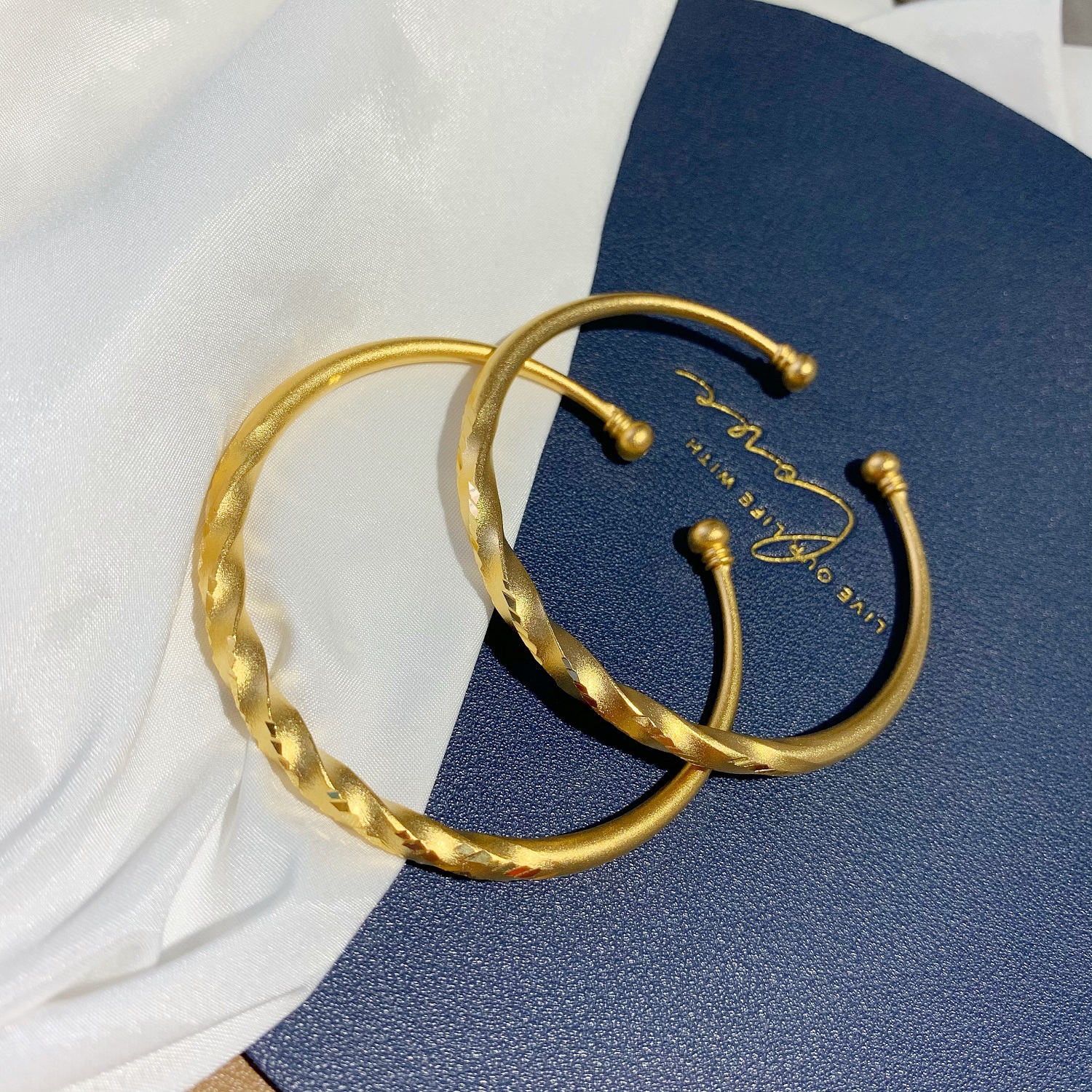 Temperament Sand Gold Wave Open Bracelet for Women, Long Lasting and Non Fading Imitation Gold Twisted Matte Bracelet, Children's Bracelet