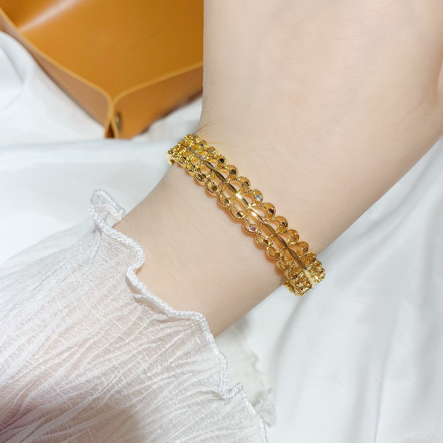 Minimally popular hollowed out love bow bracelet for women in the South China Sea, golden bracelet that never fades, bracelet jewelry trend