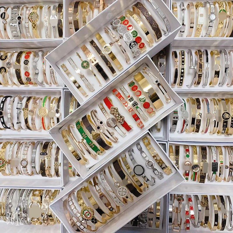 Explosive new 2023 Korean version titanium steel bracelet for women, not fading, simple and versatile, fashionable and atmospheric, rose gold and other accessories